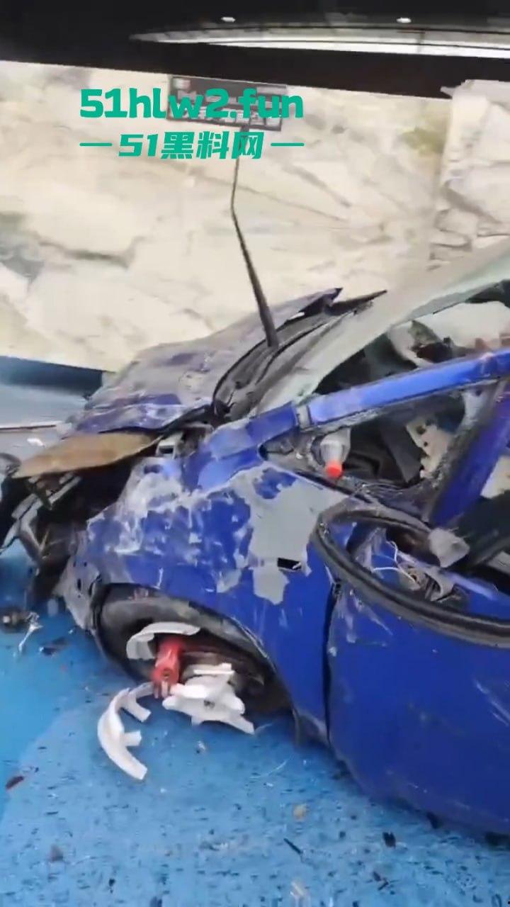 广东一轿车失控撞上路牙当场稀巴烂，司机被撞到懵逼当场灵魂出窍，现场监控视频流出。  第7张