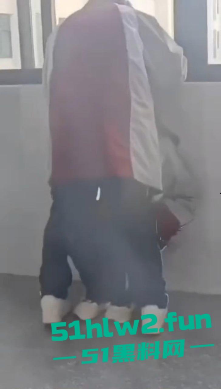 江苏淮阴中专教室走廊变活春宫!学生狗男女当众表演口交,偷拍视频疯传,学校沦为龟狗乐园! 第3张 江苏淮阴中专教室走廊变活春宫!学生狗男女当众表演口交,偷拍视频疯传,学校沦为龟狗乐园! 第3张