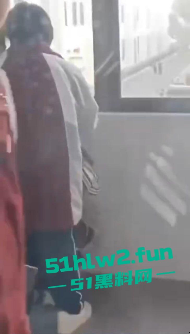 江苏淮阴中专教室走廊变活春宫!学生狗男女当众表演口交,偷拍视频疯传,学校沦为龟狗乐园! 第4张 江苏淮阴中专教室走廊变活春宫!学生狗男女当众表演口交,偷拍视频疯传,学校沦为龟狗乐园! 第4张