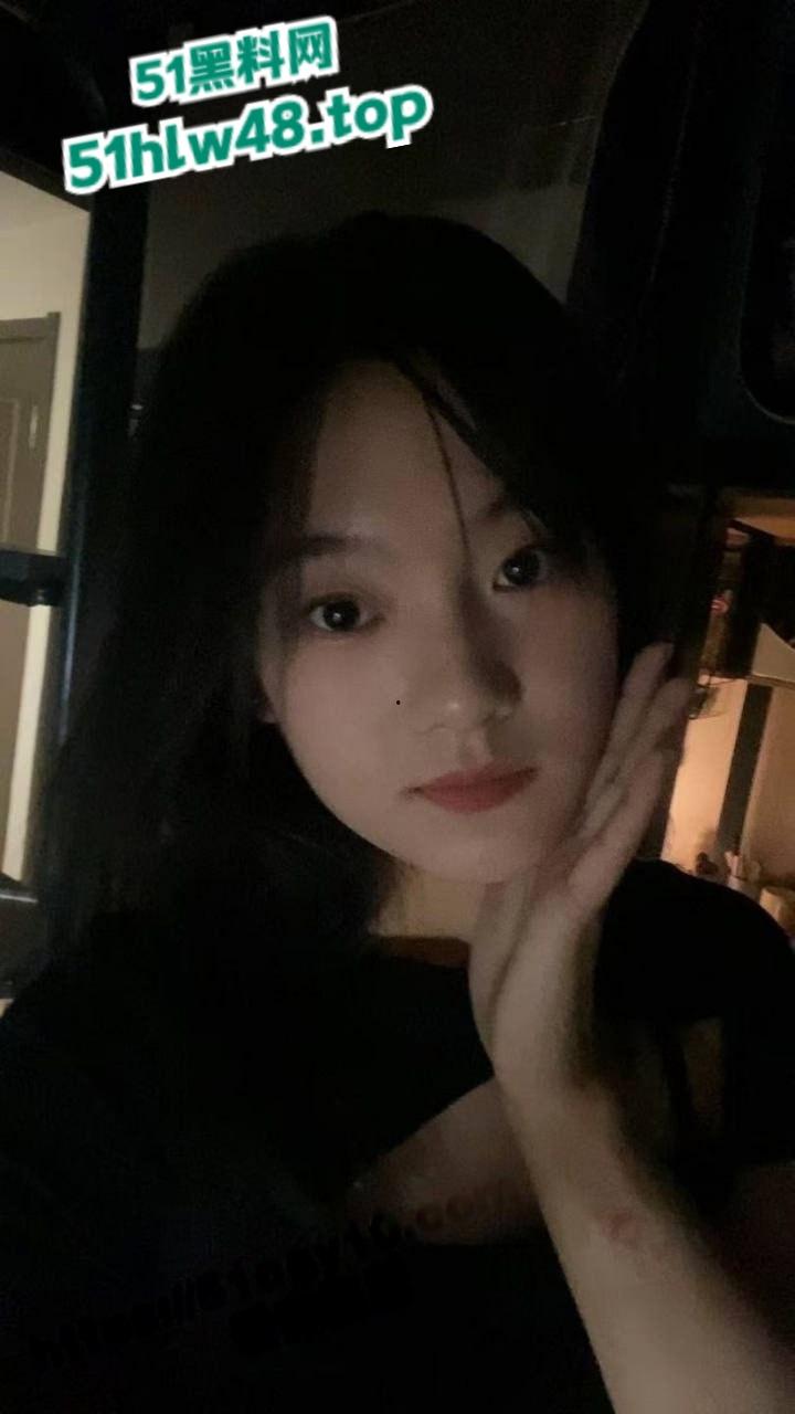 北京外国语大学【刘薇】大一清纯学霸，颜值清纯身材才一流私下超反差，男友自拍性爱视频被流出。  第4张