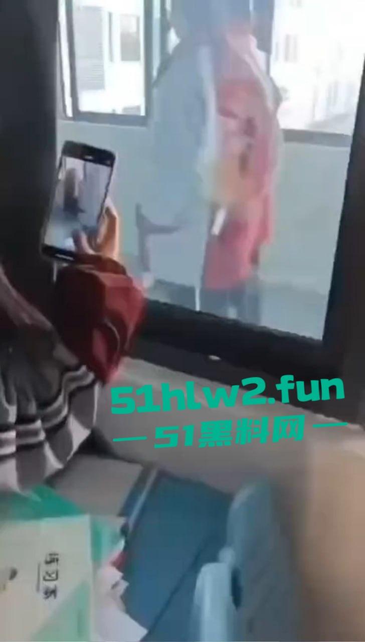 江苏淮阴中专教室走廊变活春宫!学生狗男女当众表演口交,偷拍视频疯传,学校沦为龟狗乐园! 第7张 江苏淮阴中专教室走廊变活春宫!学生狗男女当众表演口交,偷拍视频疯传,学校沦为龟狗乐园! 第7张