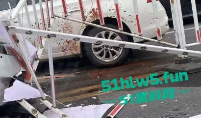 汕头金沙公园雨天路滑致小车失控撞飞数人，现场血腥场面惨不忍睹，永远不知道明天和意外谁先到来。  第1张