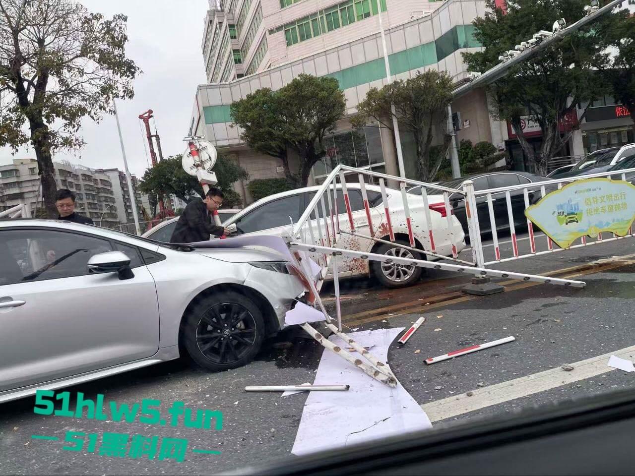 汕头金沙公园雨天路滑致小车失控撞飞数人，现场血腥场面惨不忍睹，永远不知道明天和意外谁先到来。  第2张