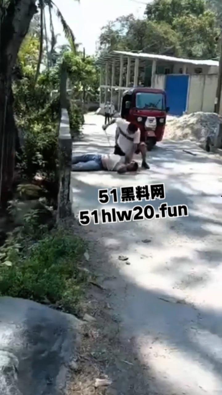 【血腥恐怖】哥伦比亚街头砍人，男子持刀将人砍倒后对着脑袋疯狂劈砍，当街持刀爆头？  第1张