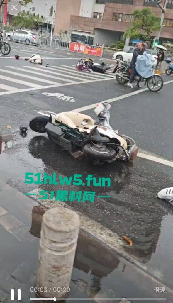 汕头金沙公园雨天路滑致小车失控撞飞数人，现场血腥场面惨不忍睹，永远不知道明天和意外谁先到来。  第3张