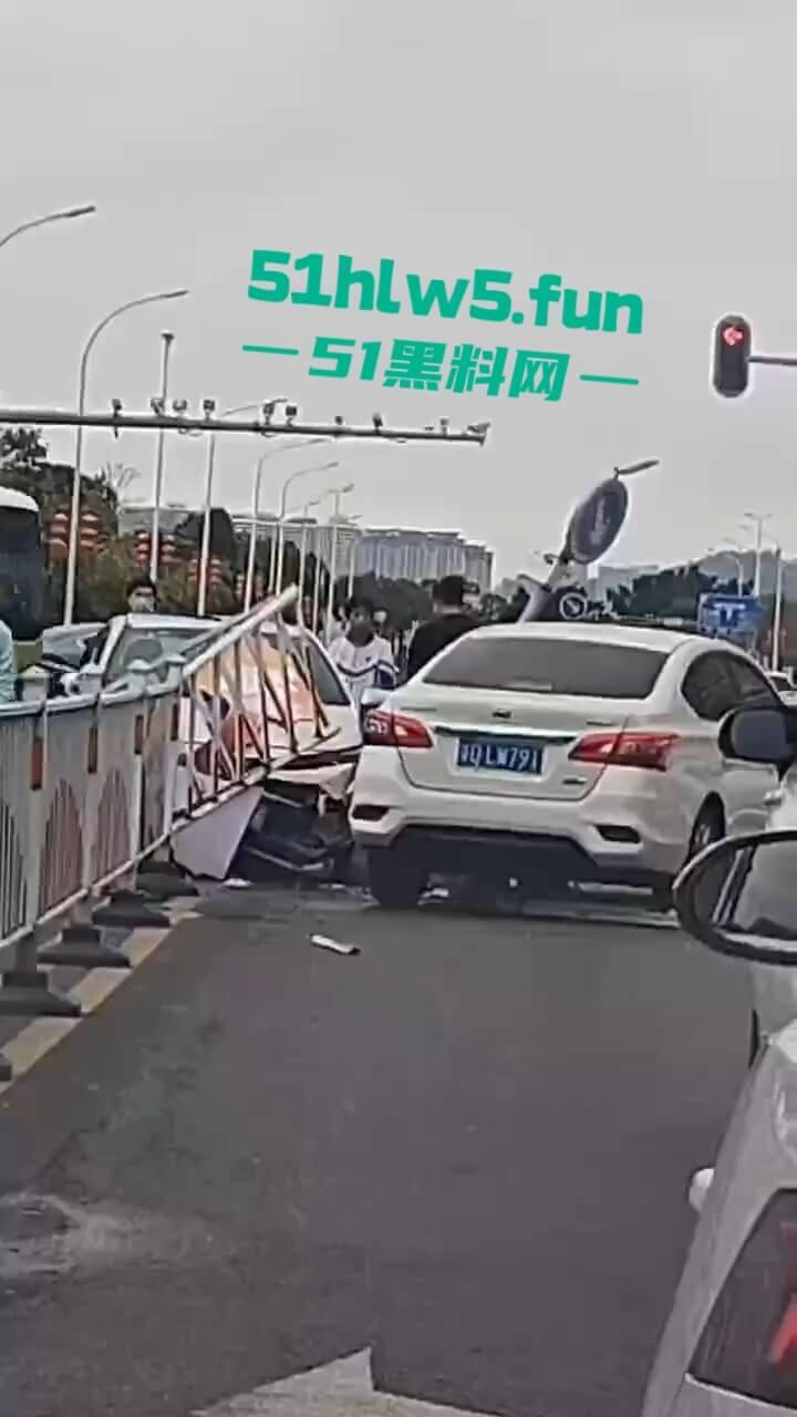 汕头金沙公园雨天路滑致小车失控撞飞数人，现场血腥场面惨不忍睹，永远不知道明天和意外谁先到来。  第4张