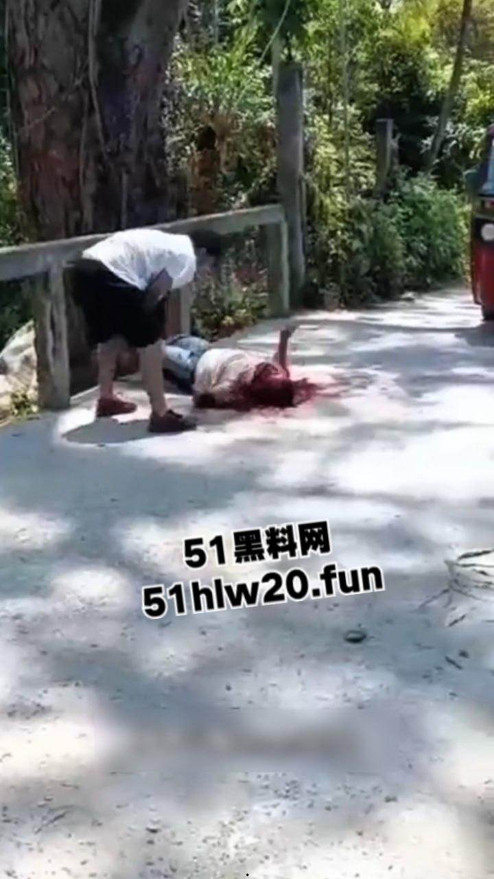 【血腥恐怖】哥伦比亚街头砍人，男子持刀将人砍倒后对着脑袋疯狂劈砍，当街持刀爆头？  第2张