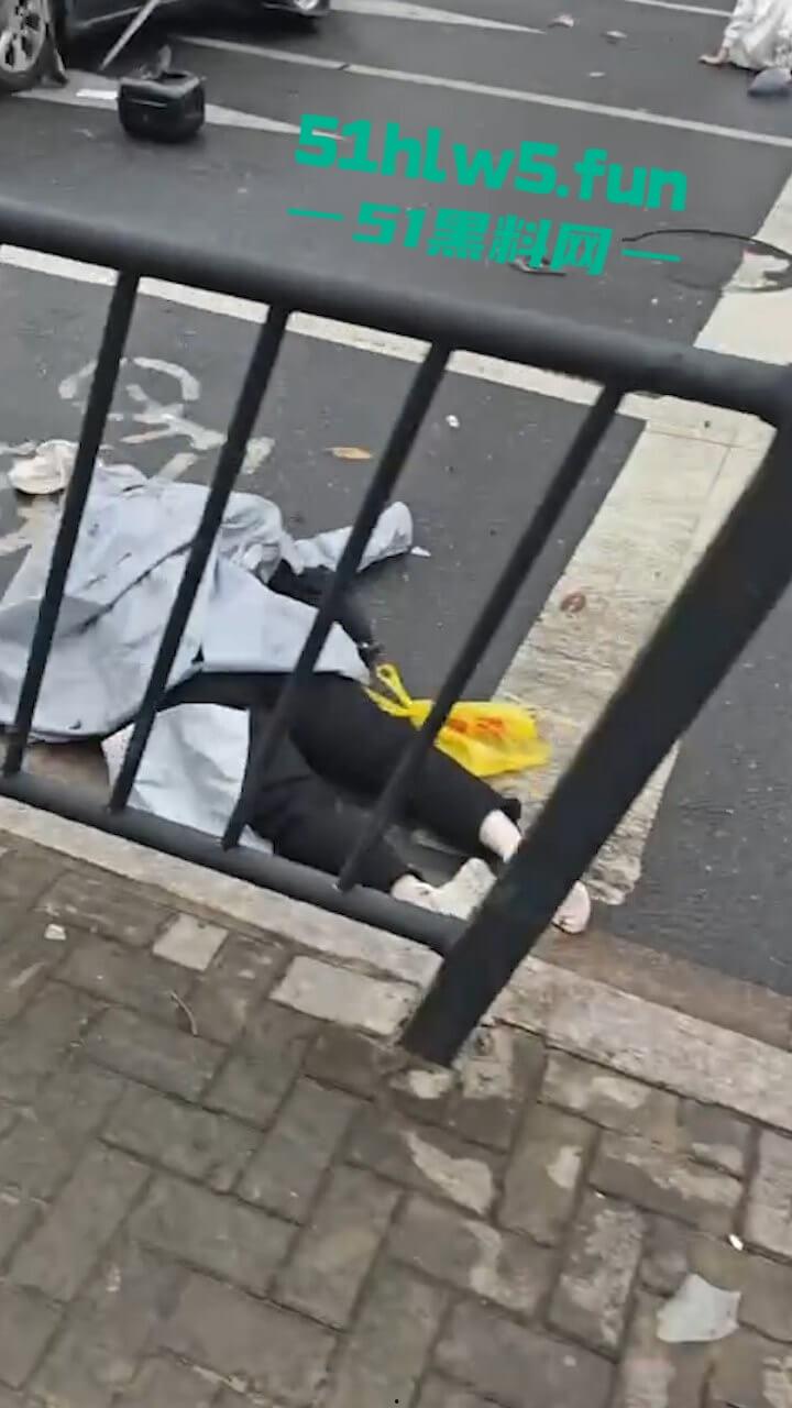 汕头金沙公园雨天路滑致小车失控撞飞数人，现场血腥场面惨不忍睹，永远不知道明天和意外谁先到来。  第5张