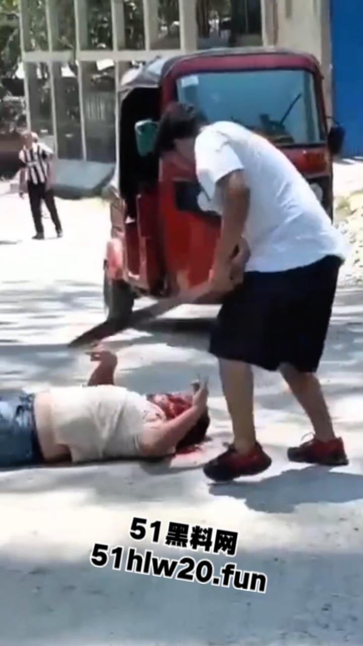 【血腥恐怖】哥伦比亚街头砍人，男子持刀将人砍倒后对着脑袋疯狂劈砍，当街持刀爆头？  第3张