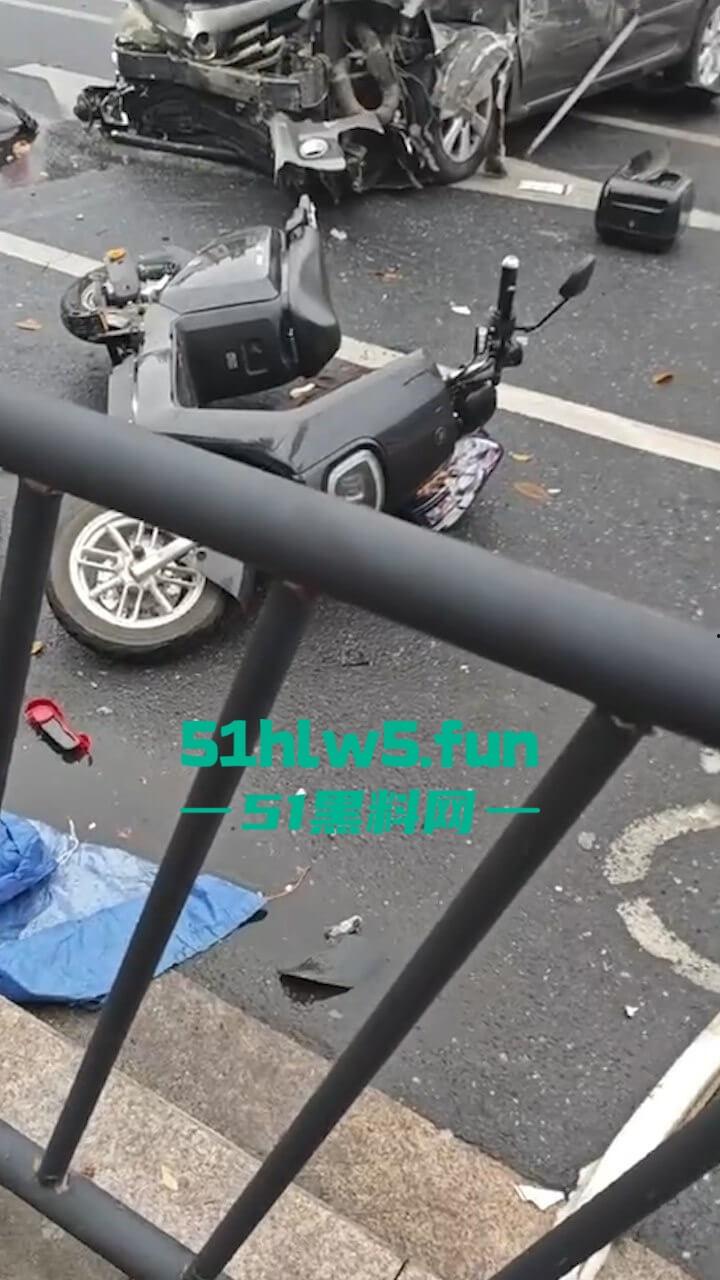 汕头金沙公园雨天路滑致小车失控撞飞数人，现场血腥场面惨不忍睹，永远不知道明天和意外谁先到来。  第6张