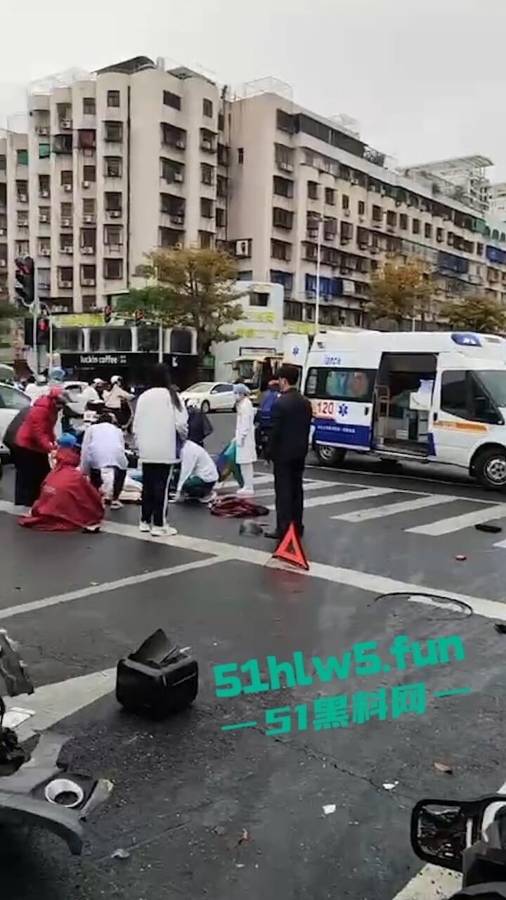 汕头金沙公园雨天路滑致小车失控撞飞数人，现场血腥场面惨不忍睹，永远不知道明天和意外谁先到来。  第7张