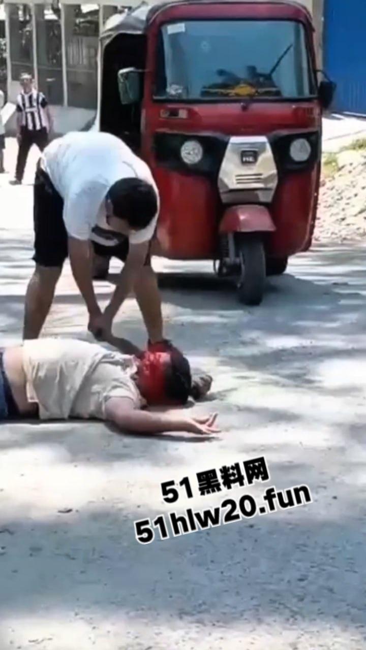 【血腥恐怖】哥伦比亚街头砍人，男子持刀将人砍倒后对着脑袋疯狂劈砍，当街持刀爆头？  第4张