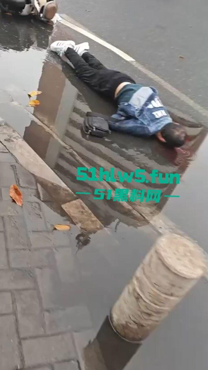 汕头金沙公园雨天路滑致小车失控撞飞数人，现场血腥场面惨不忍睹，永远不知道明天和意外谁先到来。  第8张