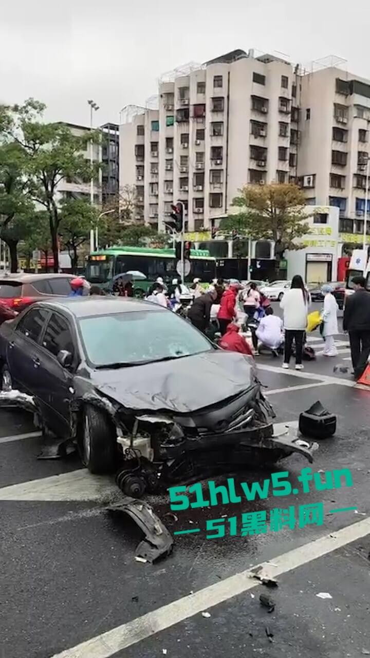 汕头金沙公园雨天路滑致小车失控撞飞数人，现场血腥场面惨不忍睹，永远不知道明天和意外谁先到来。  第9张