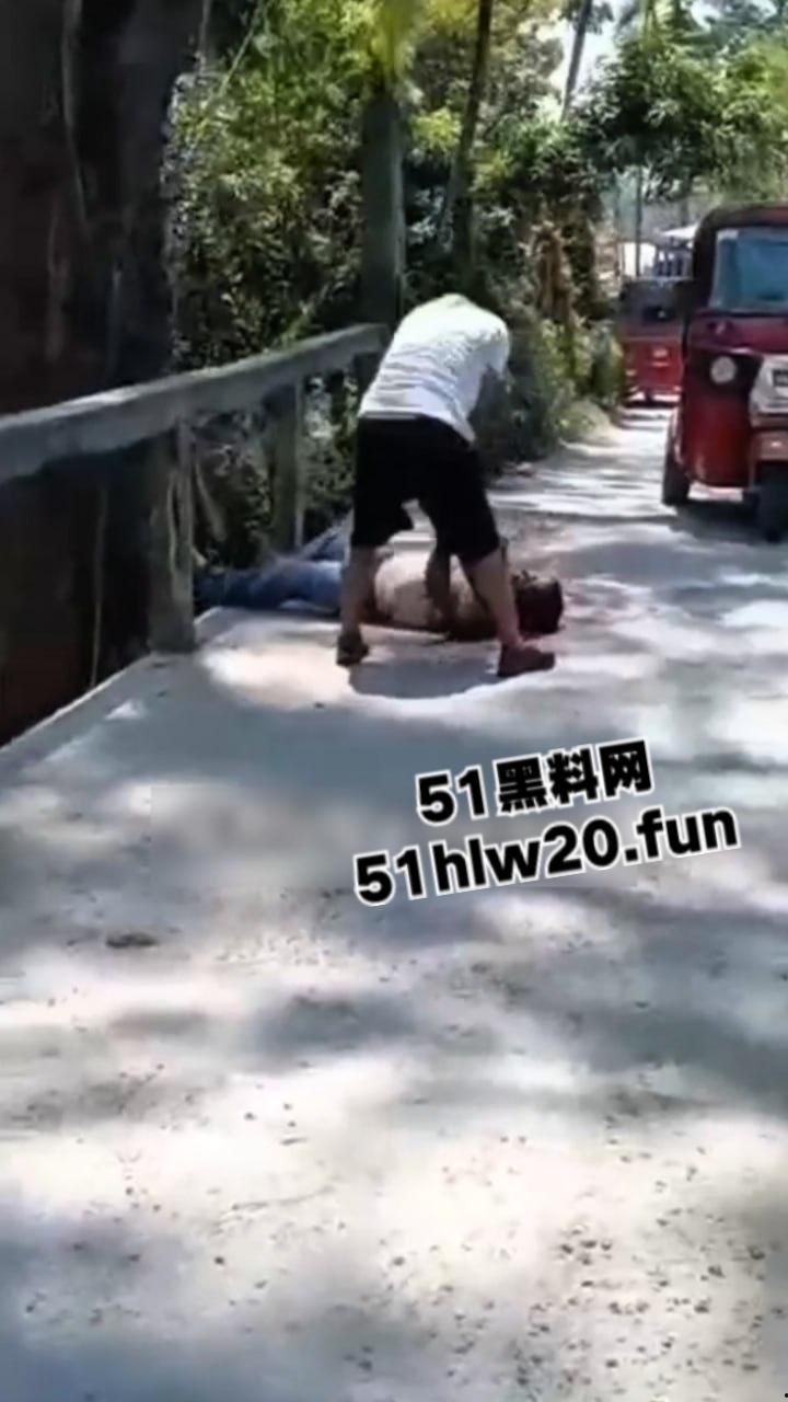 【血腥恐怖】哥伦比亚街头砍人，男子持刀将人砍倒后对着脑袋疯狂劈砍，当街持刀爆头？  第5张