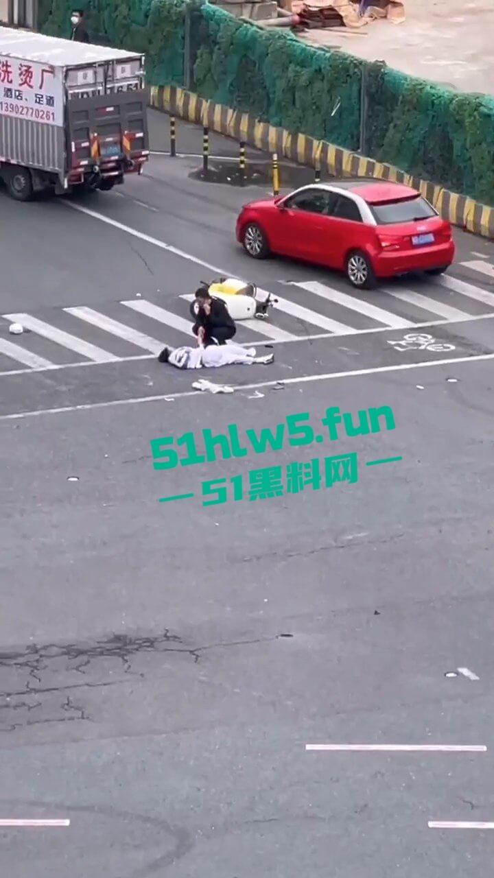 汕头金沙公园雨天路滑致小车失控撞飞数人，现场血腥场面惨不忍睹，永远不知道明天和意外谁先到来。  第10张