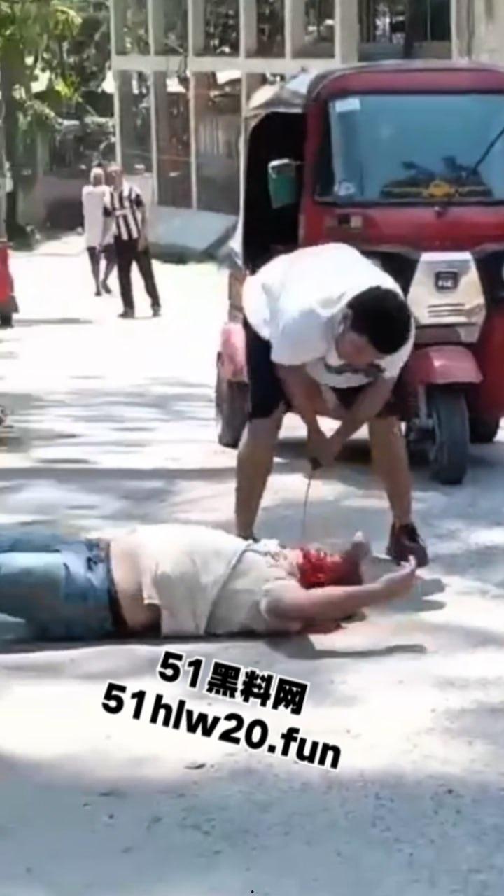 【血腥恐怖】哥伦比亚街头砍人，男子持刀将人砍倒后对着脑袋疯狂劈砍，当街持刀爆头？  第6张