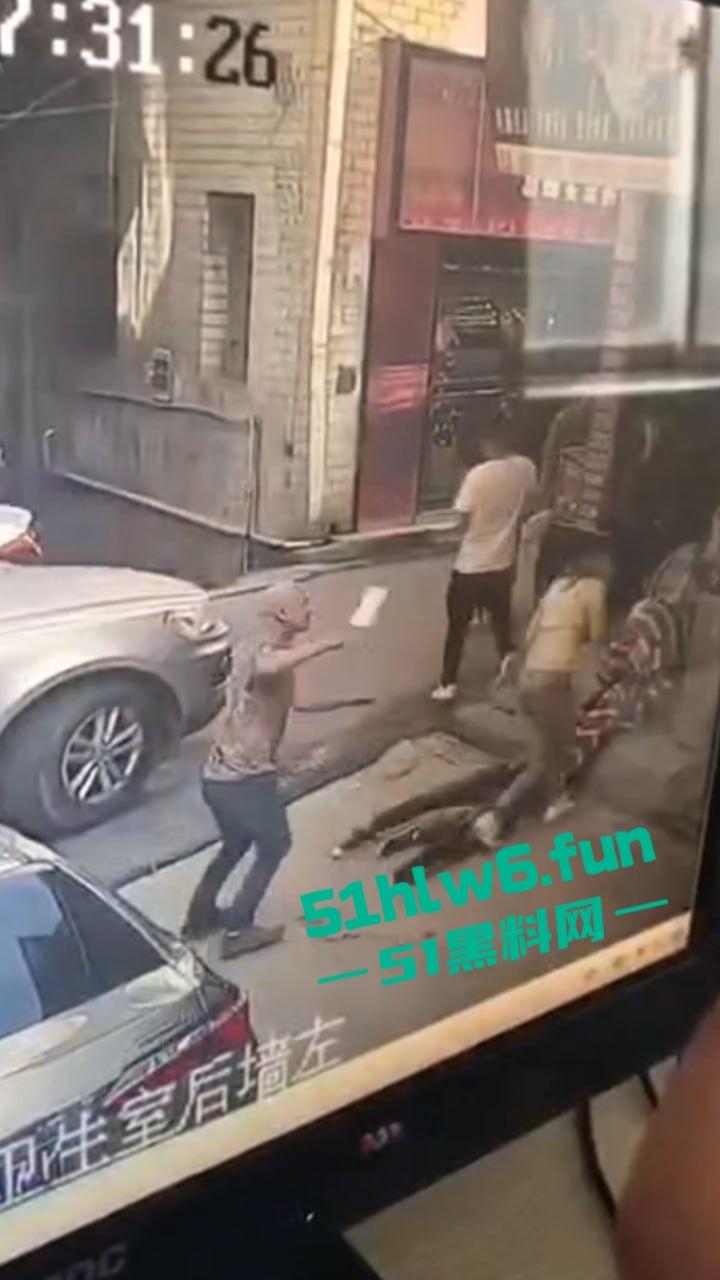 郑州男子持菜刀事件,妻子出轨被老公发现,直接拿菜刀当场砍死奸夫再追妻子狂砍。 第1张 郑州男子持菜刀事件,妻子出轨被老公发现,直接拿菜刀当场砍死奸夫再追妻子狂砍。 第1张