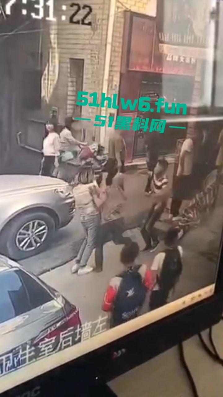 郑州男子持菜刀事件,妻子出轨被老公发现,直接拿菜刀当场砍死奸夫再追妻子狂砍。 第2张 郑州男子持菜刀事件,妻子出轨被老公发现,直接拿菜刀当场砍死奸夫再追妻子狂砍。 第2张