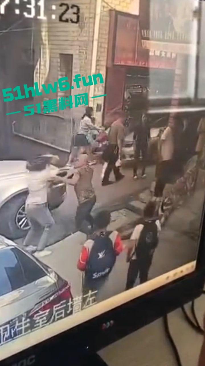 郑州男子持菜刀事件,妻子出轨被老公发现,直接拿菜刀当场砍死奸夫再追妻子狂砍。 第3张 郑州男子持菜刀事件,妻子出轨被老公发现,直接拿菜刀当场砍死奸夫再追妻子狂砍。 第3张