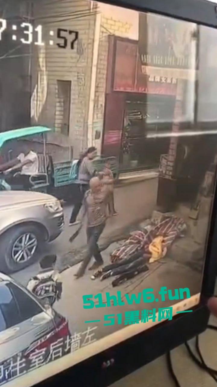 郑州男子持菜刀事件,妻子出轨被老公发现,直接拿菜刀当场砍死奸夫再追妻子狂砍。 第4张 郑州男子持菜刀事件,妻子出轨被老公发现,直接拿菜刀当场砍死奸夫再追妻子狂砍。 第4张