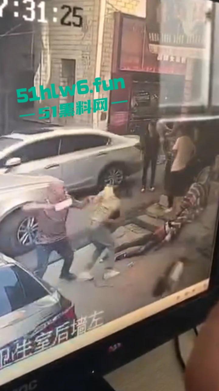 郑州男子持菜刀事件,妻子出轨被老公发现,直接拿菜刀当场砍死奸夫再追妻子狂砍。 第5张 郑州男子持菜刀事件,妻子出轨被老公发现,直接拿菜刀当场砍死奸夫再追妻子狂砍。 第5张