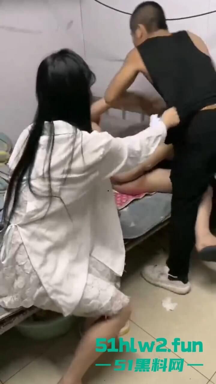 河南鹤壁狗男女出租屋内偷情被抓,荡妇竟然试图保护情夫,小三男被群殴光身暴打惨叫声堪比杀猪。 第1张 河南鹤壁狗男女出租屋内偷情被抓,荡妇竟然试图保护情夫,小三男被群殴光身暴打惨叫声堪比杀猪。 第1张