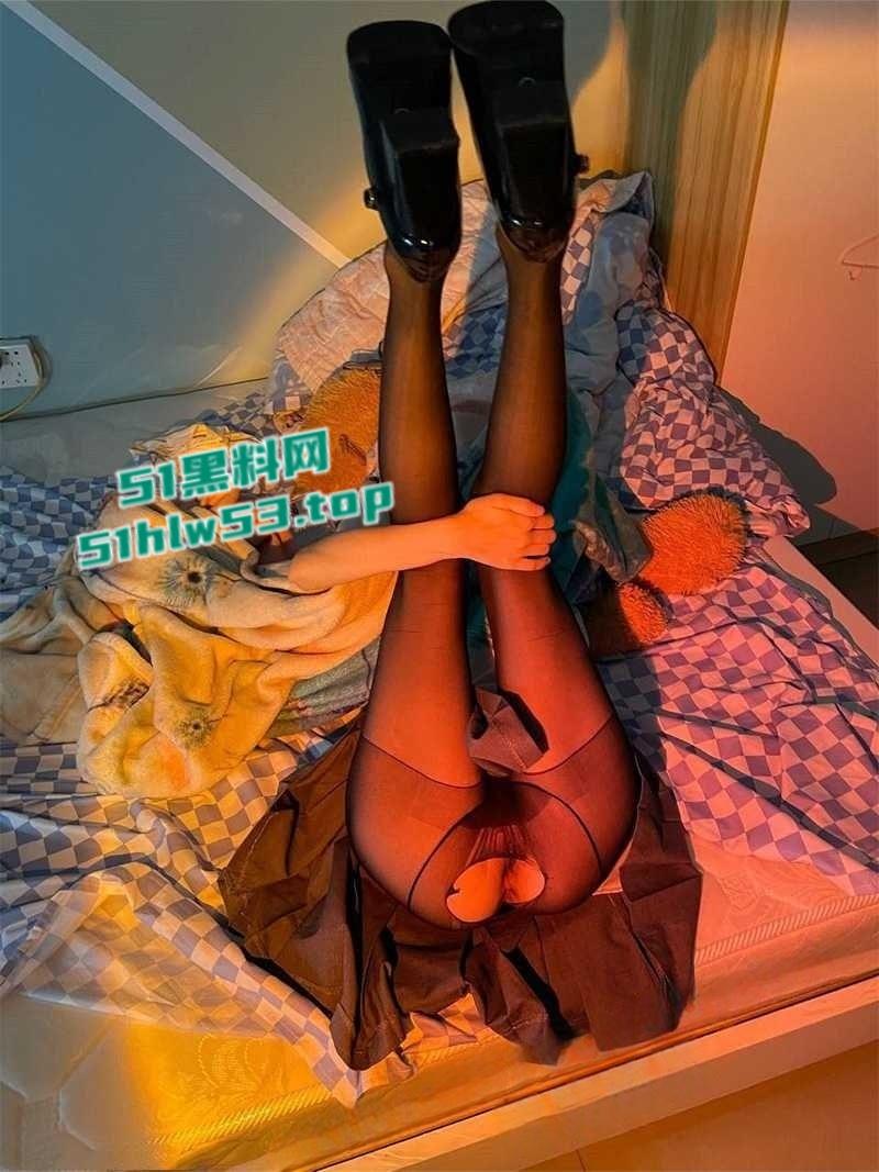 新晋约炮大神【乾隆下江南】约炮极品学生妹,粉嫩小穴被各种姿势抽插内射,交缠摩擦间淫水四溅! 第5张 新晋约炮大神【乾隆下江南】约炮极品学生妹,粉嫩小穴被各种姿势抽插内射,交缠摩擦间淫水四溅! 第5张