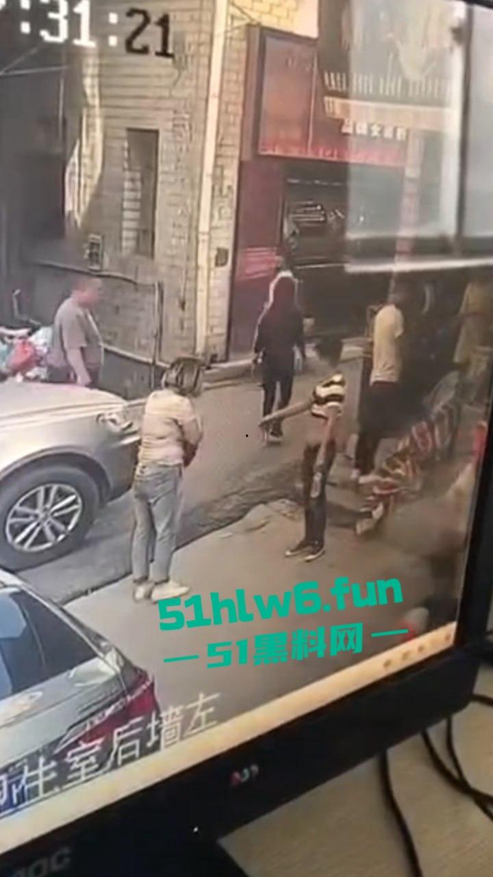 郑州男子持菜刀事件,妻子出轨被老公发现,直接拿菜刀当场砍死奸夫再追妻子狂砍。 第6张 郑州男子持菜刀事件,妻子出轨被老公发现,直接拿菜刀当场砍死奸夫再追妻子狂砍。 第6张