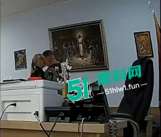 乌克兰高级军官被拍到在办公室内与两名不同的女性【亲密接触】战争阶段发生这种泄密关乎到国家机密层面。 第4张 乌克兰高级军官被拍到在办公室内与两名不同的女性【亲密接触】战争阶段发生这种泄密关乎到国家机密层面。 第4张