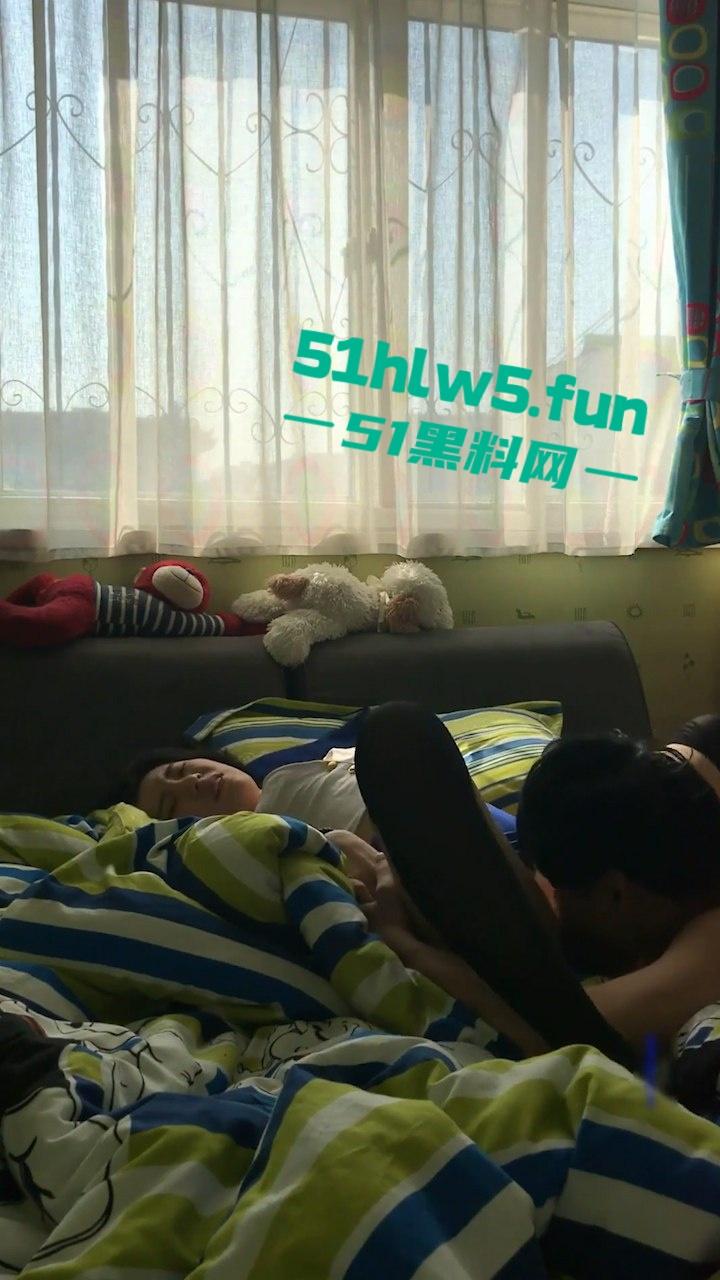 伦乱系列之兄妹,哥哥把魔爪伸向亲妹妹,诱惑妹妹穿情趣制服舔肉棒,奖励最新款手机。 第5张 伦乱系列之兄妹,哥哥把魔爪伸向亲妹妹,诱惑妹妹穿情趣制服舔肉棒,奖励最新款手机。 第5张