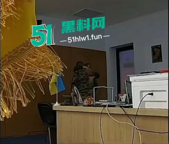 乌克兰高级军官被拍到在办公室内与两名不同的女性【亲密接触】战争阶段发生这种泄密关乎到国家机密层面。 第5张 乌克兰高级军官被拍到在办公室内与两名不同的女性【亲密接触】战争阶段发生这种泄密关乎到国家机密层面。 第5张