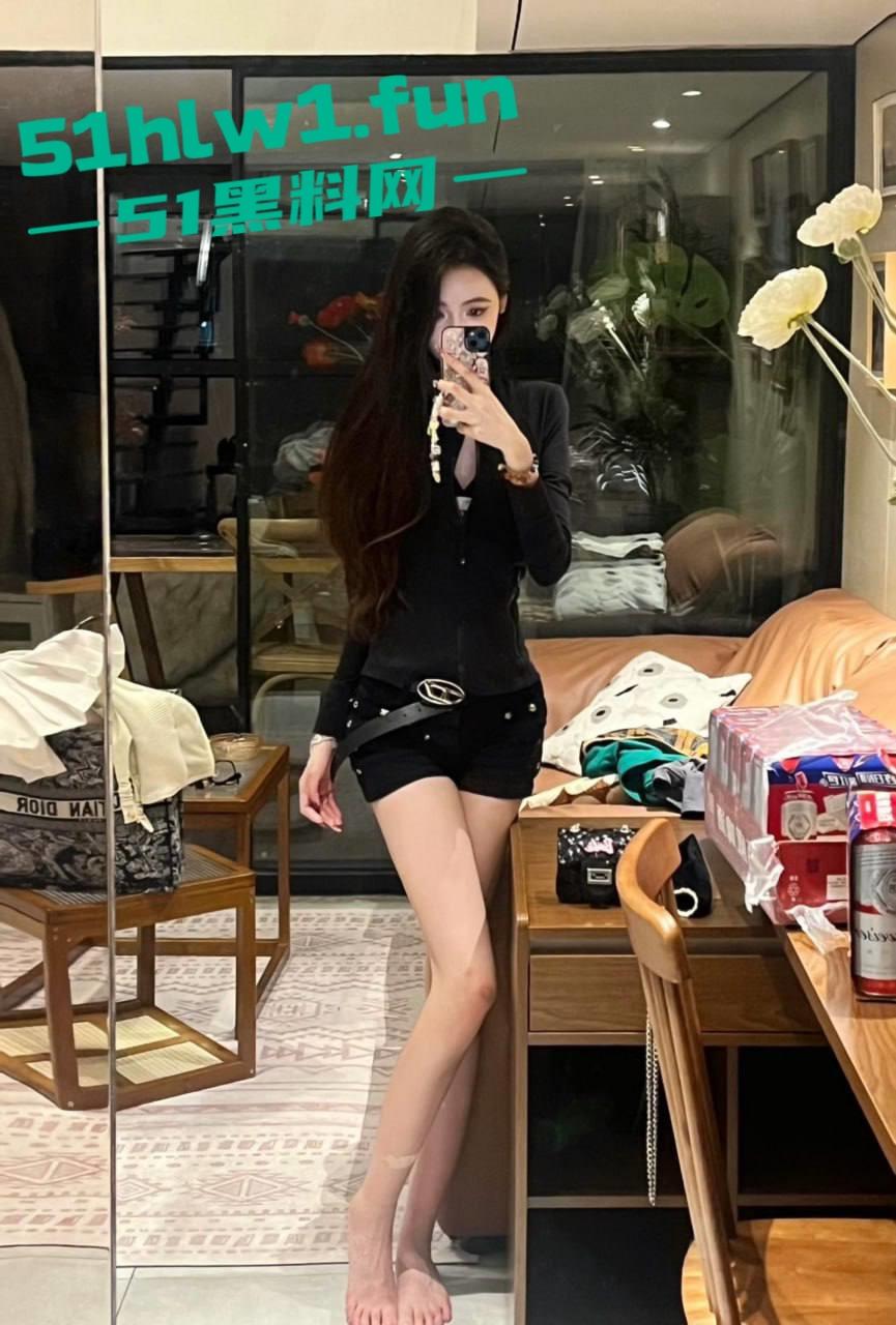 天津大学校【emlly】传闻是某金主调教的性奴母狗泄欲器，玩够后视频被曝光！  第2张