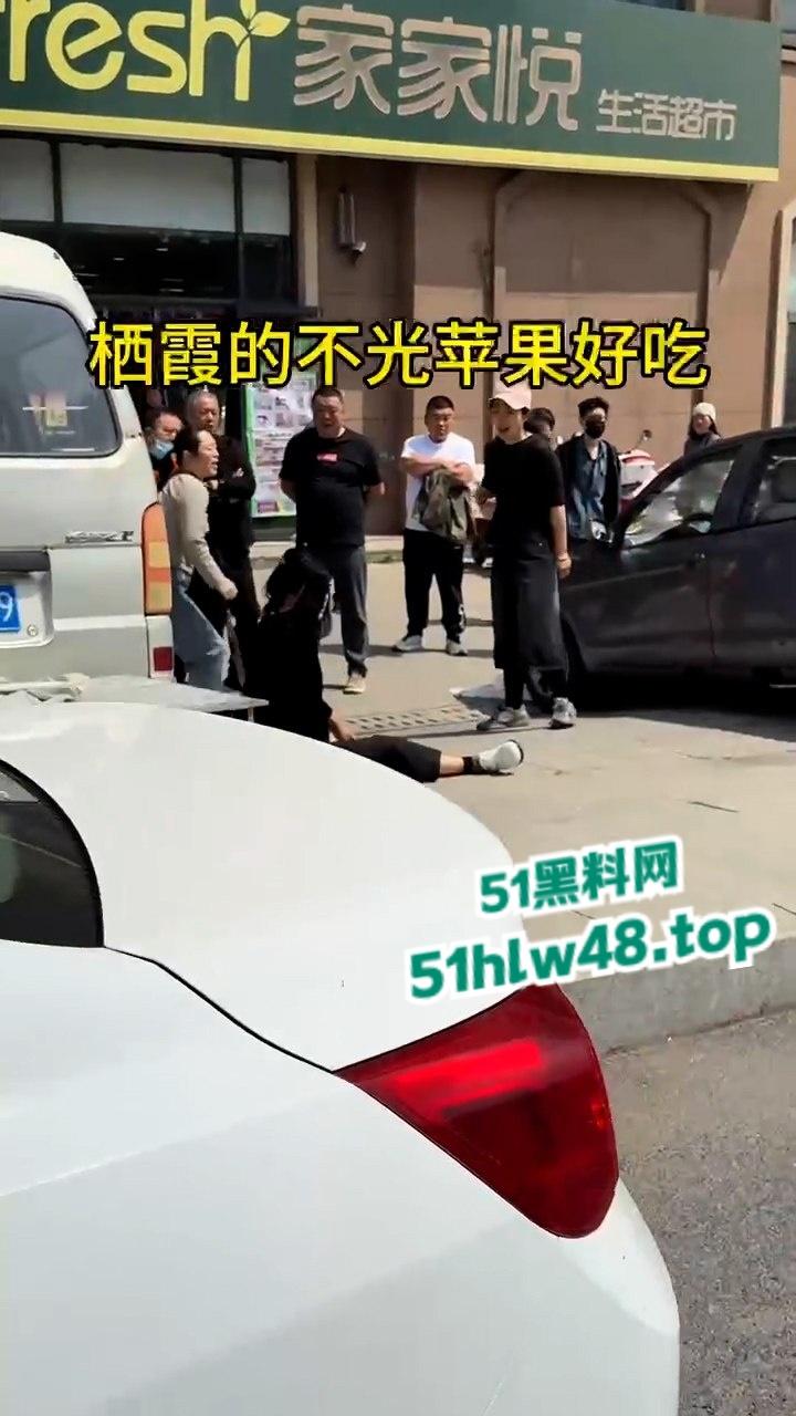 山东栖霞甜品店老板娘当街撕逼无耻小三，出轨男吓得躲车里不敢出来全程龟缩。  第1张