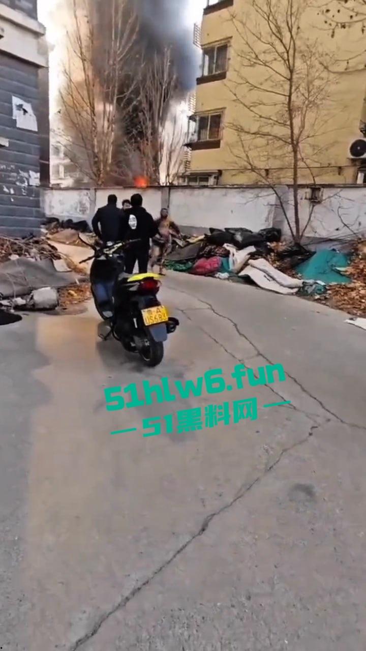山东济南一小区发生火灾，男子被烧的体无完肤，经调查是邻居大妈积攒的废品导致烧成这样也太惨了。  第3张