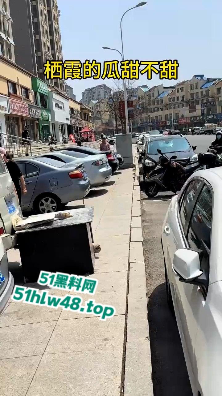 山东栖霞甜品店老板娘当街撕逼无耻小三，出轨男吓得躲车里不敢出来全程龟缩。  第3张