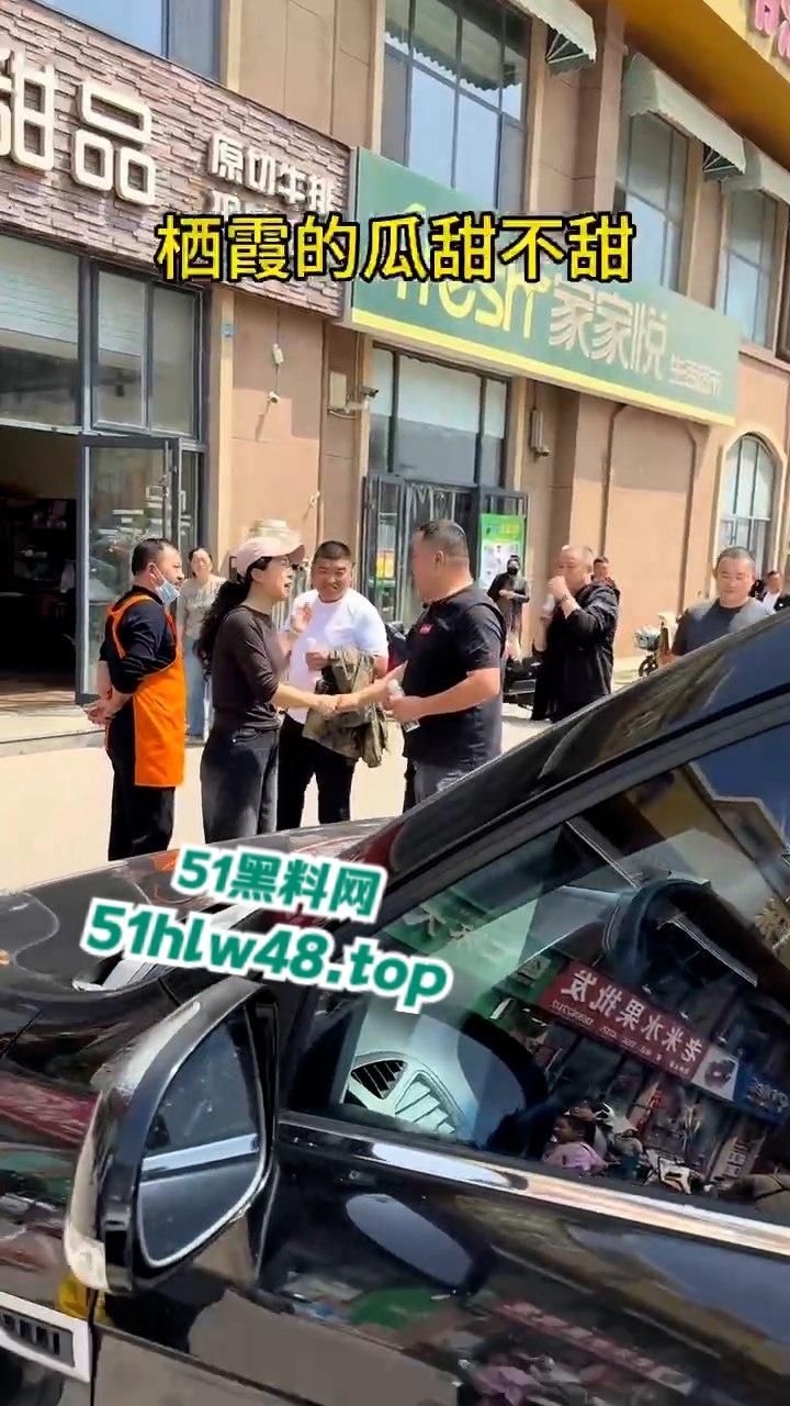 山东栖霞甜品店老板娘当街撕逼无耻小三，出轨男吓得躲车里不敢出来全程龟缩。  第4张