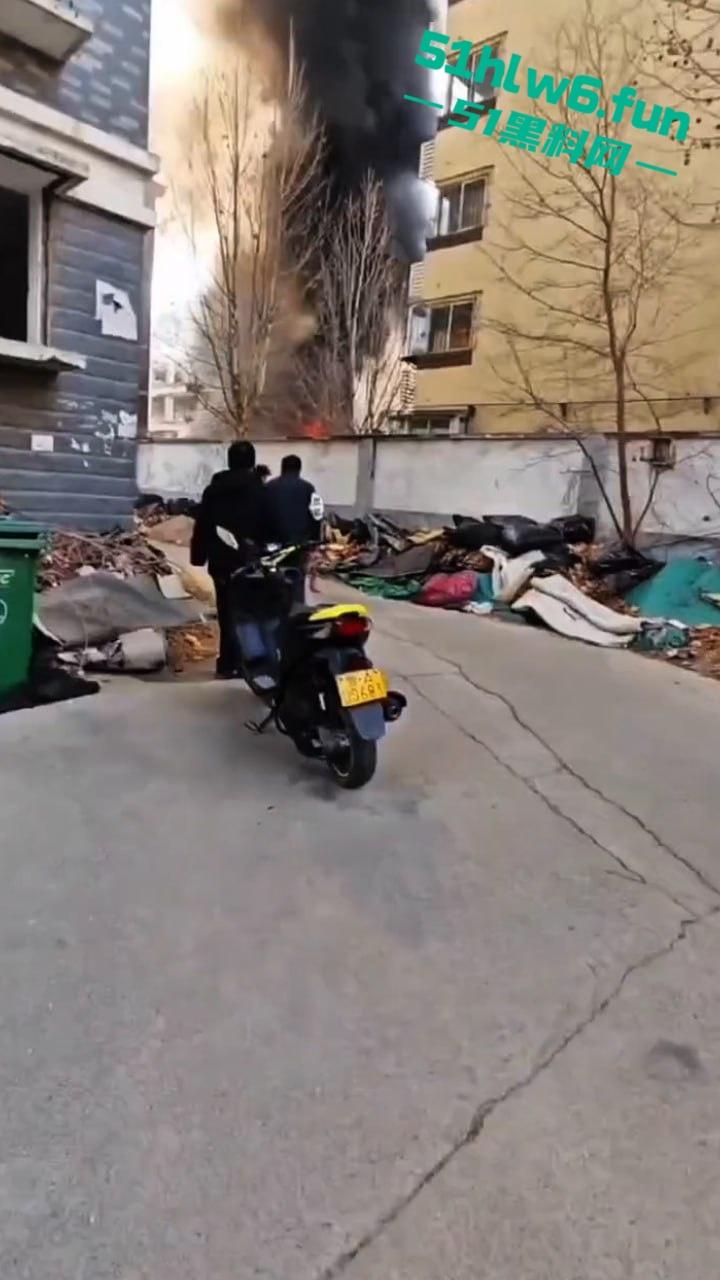 山东济南一小区发生火灾，男子被烧的体无完肤，经调查是邻居大妈积攒的废品导致烧成这样也太惨了。  第5张