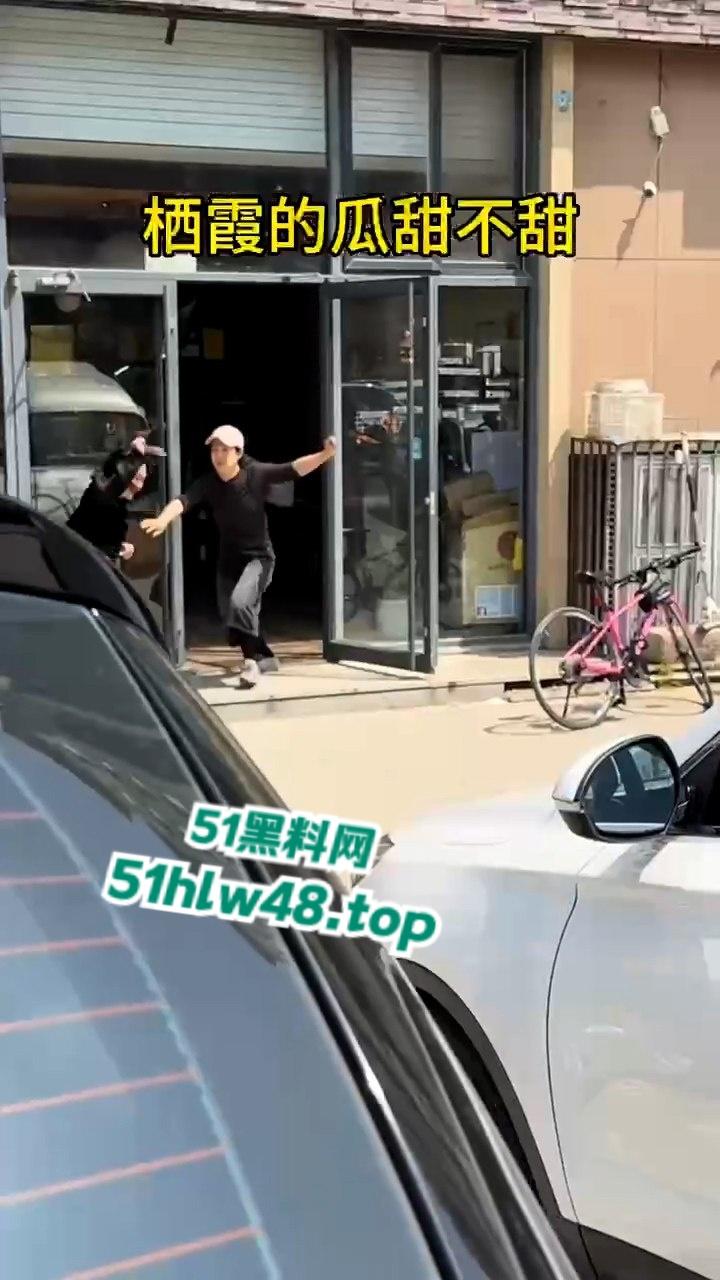 山东栖霞甜品店老板娘当街撕逼无耻小三，出轨男吓得躲车里不敢出来全程龟缩。  第5张