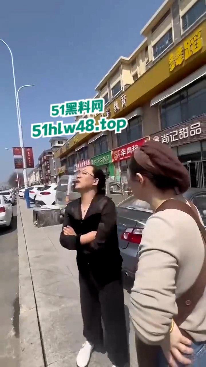 山东栖霞甜品店老板娘当街撕逼无耻小三，出轨男吓得躲车里不敢出来全程龟缩。  第6张