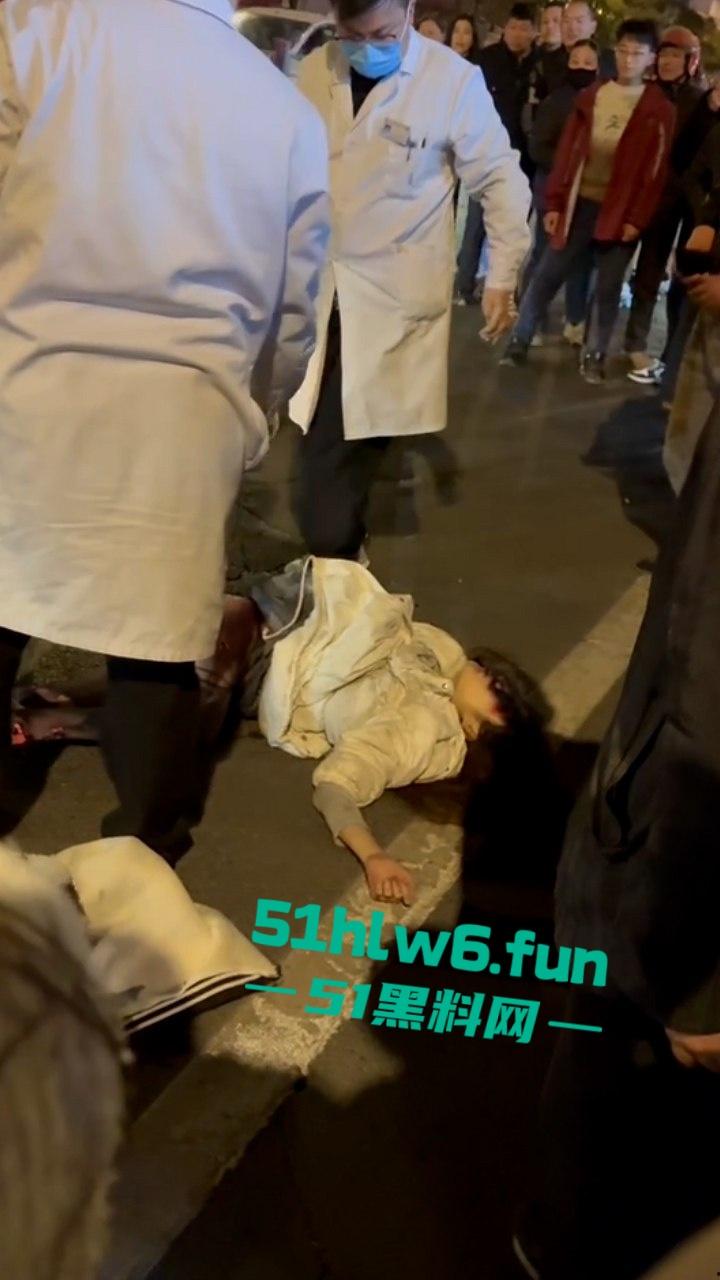 精神小伙带美女飙车失控撞车当场超度，黑丝美女瞬间被摔成麻花扭成三折叠。  第1张