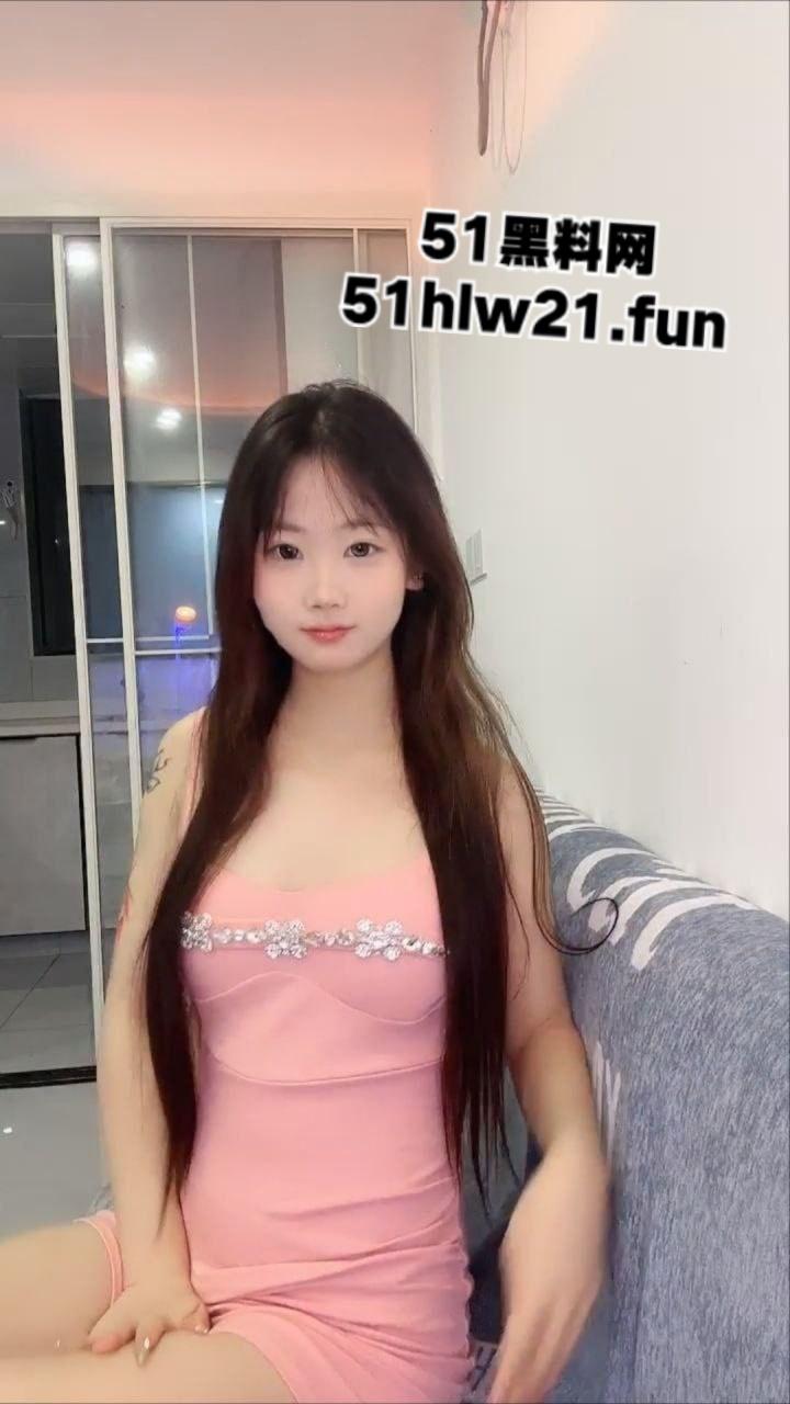 甜美颜值校花女神【恋爱小白】全程露脸性感火辣艳舞表演，揉奶玩逼粉嫩骚穴自己抠到尿尿。  第6张