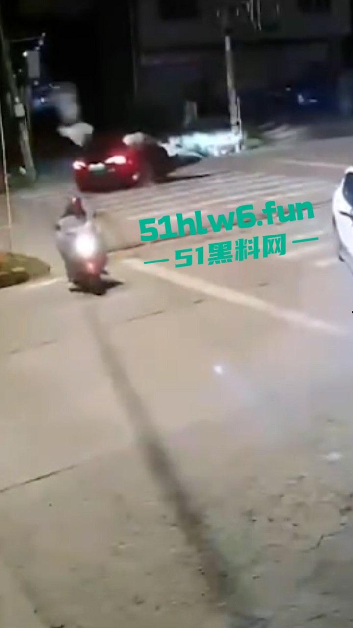 精神小伙带美女飙车失控撞车当场超度，黑丝美女瞬间被摔成麻花扭成三折叠。  第2张