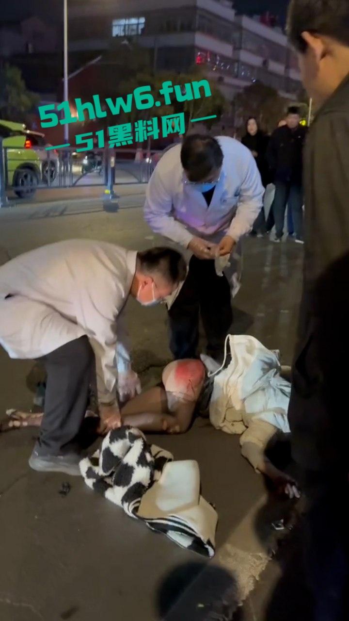 精神小伙带美女飙车失控撞车当场超度，黑丝美女瞬间被摔成麻花扭成三折叠。  第3张