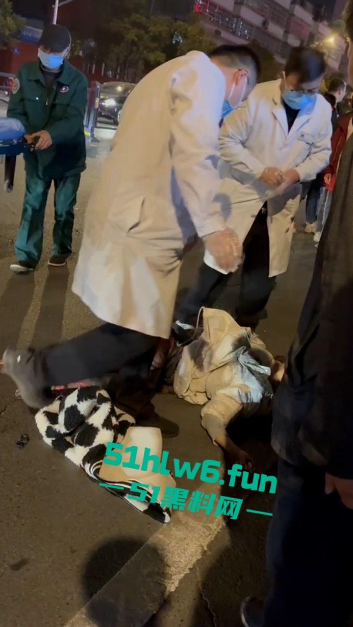 精神小伙带美女飙车失控撞车当场超度，黑丝美女瞬间被摔成麻花扭成三折叠。  第4张