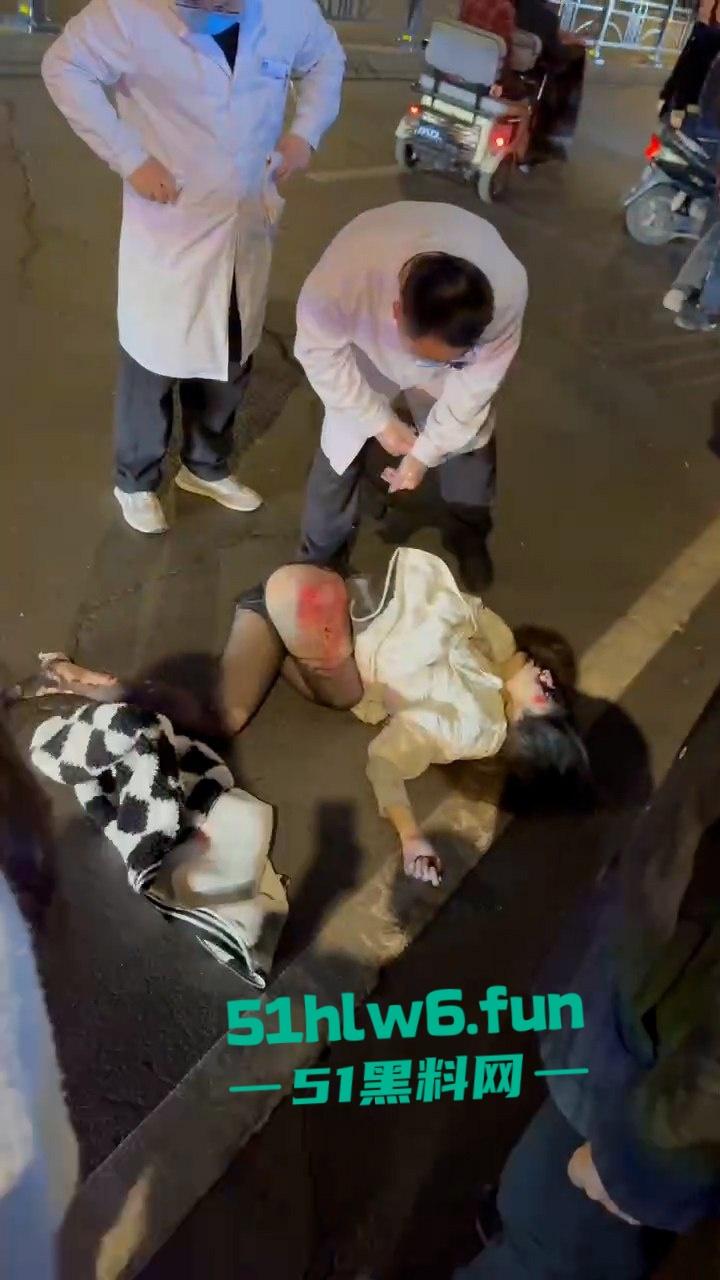 精神小伙带美女飙车失控撞车当场超度，黑丝美女瞬间被摔成麻花扭成三折叠。  第5张