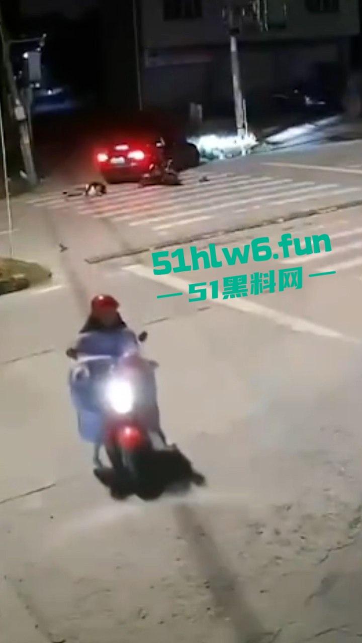 精神小伙带美女飙车失控撞车当场超度，黑丝美女瞬间被摔成麻花扭成三折叠。  第6张