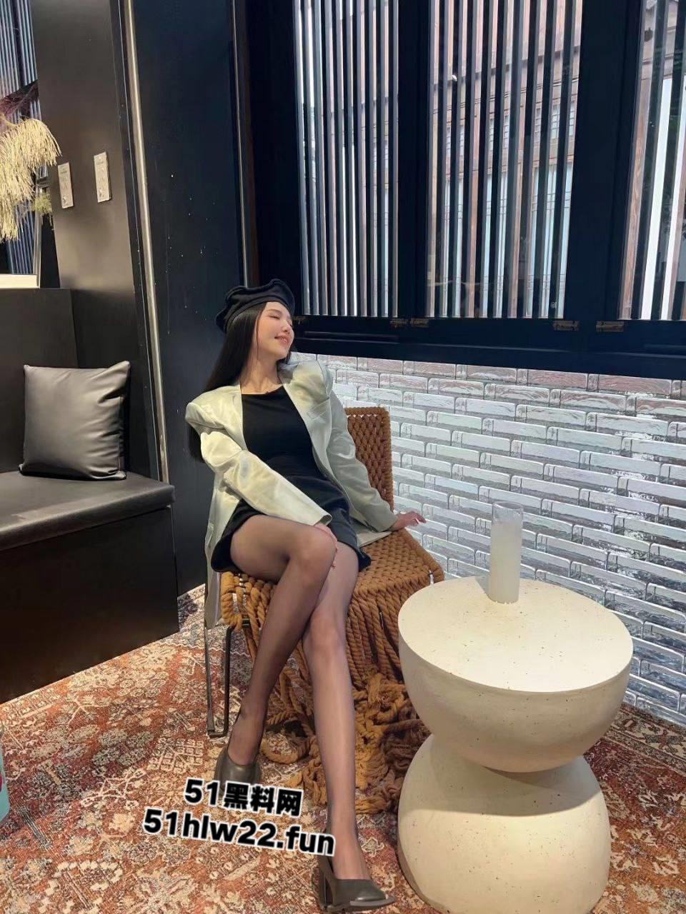 大屌司机勾引老板的小三，长腿模特般的火辣身材私下与司机偷情，惨遭大屌激情爆操淫叫不断。  第1张