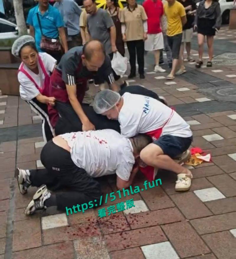 重庆南坪面馆老板抢客引发血腥斗殴持刀互砍,场面混乱血迹四溅,现场完整版视频流出! 第1张 重庆南坪面馆老板抢客引发血腥斗殴持刀互砍,场面混乱血迹四溅,现场完整版视频流出! 第1张