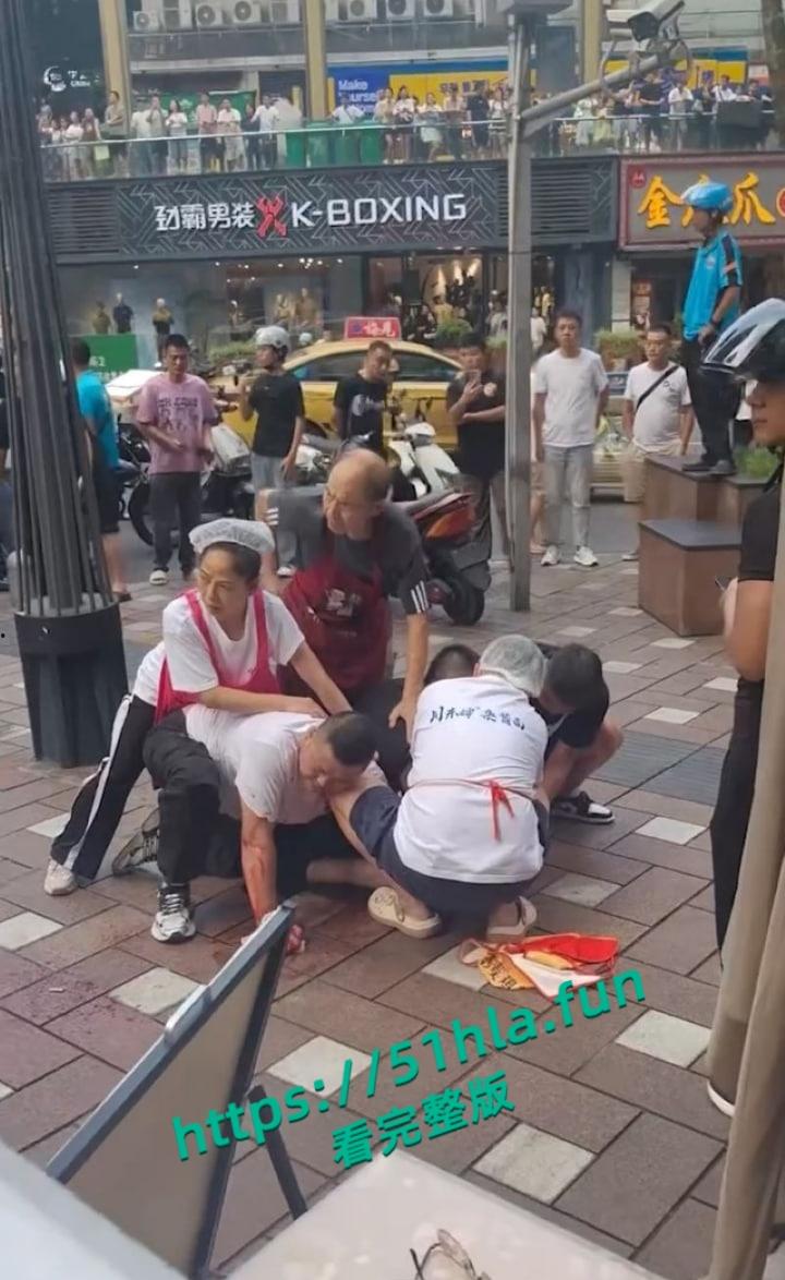 重庆南坪面馆老板抢客引发血腥斗殴持刀互砍,场面混乱血迹四溅,现场完整版视频流出! 第4张 重庆南坪面馆老板抢客引发血腥斗殴持刀互砍,场面混乱血迹四溅,现场完整版视频流出! 第4张